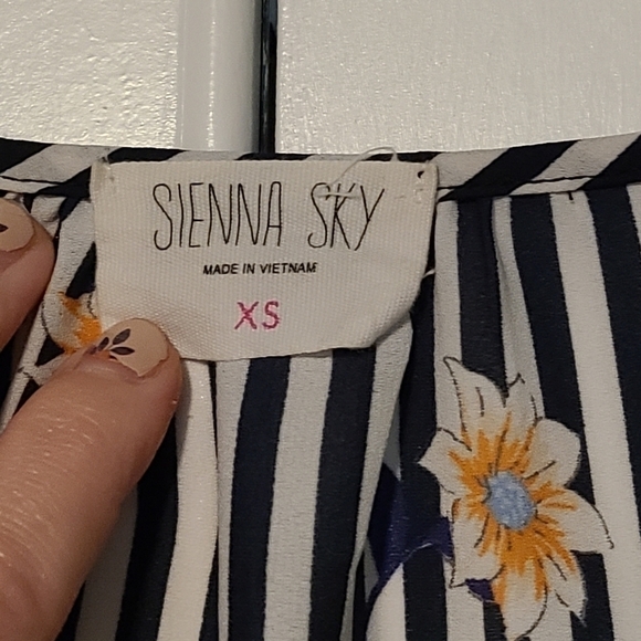 Lot of 2 Women's Sienna Sky Floral Blouses, X-small - Picture 13 of 15